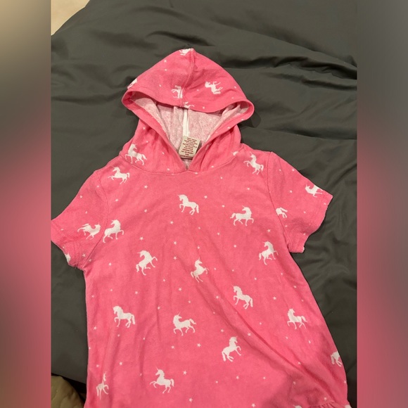 Cynthia Rowley Girls Beach Cover up. Unicorn design with hoodie - Picture 3 of 7